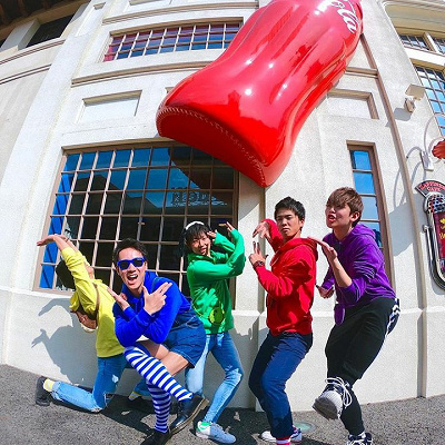 アイテム使いに注目！USJメンズのカラフルコーデ