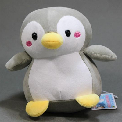 赤いほっぺがキュートなペンギン