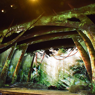 ハンガーステージの森の中の演出