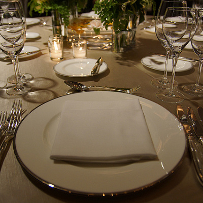 ロマンチックなディナーで演出