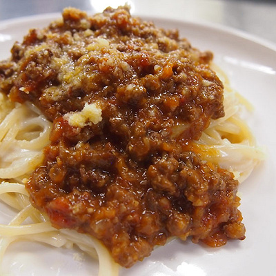 ⑬を器にもり、別鍋で温めておいたミートソースをかけ完成！