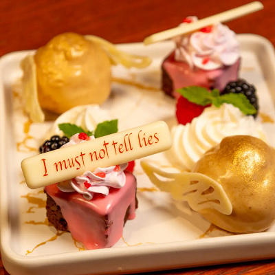 アンブリッジ教授のアフタヌーンティー：スイーツメニュー(上段)