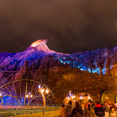 夜には魅惑的にライトアップされるプロメテウス火山