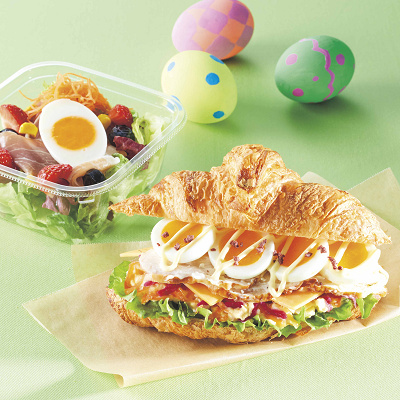 生ハム＆イチゴのイースターサラダ（左）、クロワッサンサンド ～グリルチキン＆たまご～（右）