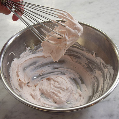 ボウルに生クリーム、砂糖、イチゴジャムを入れて9分立てにする