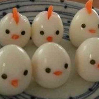 うずらの卵にわとり