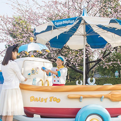 さわやかな青色と白色のパラソルが目じるし