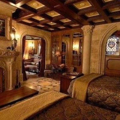 ベッドと暖炉があるお部屋