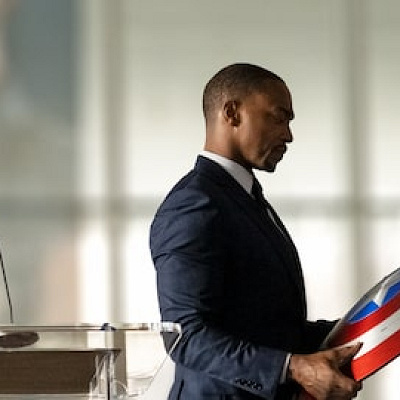 盾を譲り渡すサム