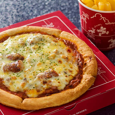 ソーセージとミートソースのピザ