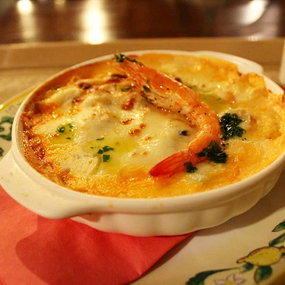 魚介やチーズ好きにはたまらない、シーフードとモッツァレッラのラザニア