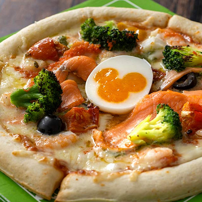 シーフードピッツァ(エッグ&サーモン)