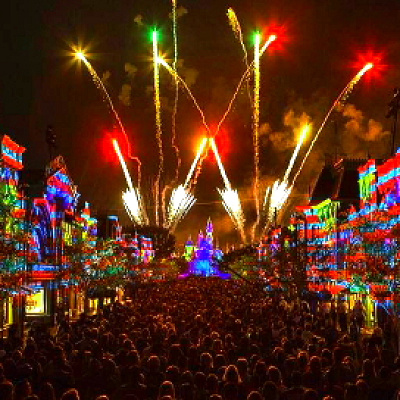 メインストリートから見るとまるで街が踊っているみたい