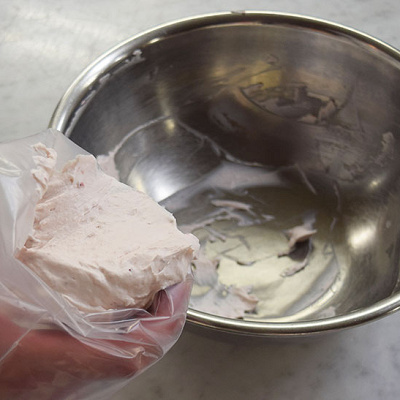 絞り袋に丸型の口金をセットして⑥のクリームを入れる