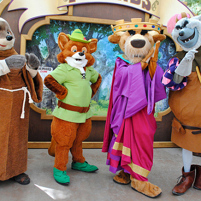 「どこか違う作品で見たことある…」という既視感あるキャラクターの多い『ロビン・フッド』の中でも個性的なシルエットのシェリフ