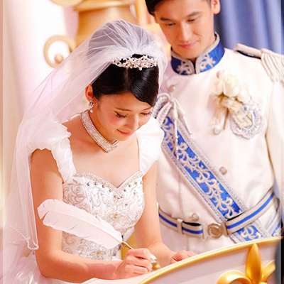 皆に見守られながらサインを