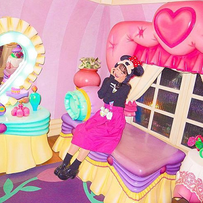 ベッドで眠たいポーズ