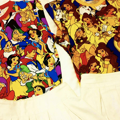 白雪姫と美女と野獣の総柄Tシャツです
