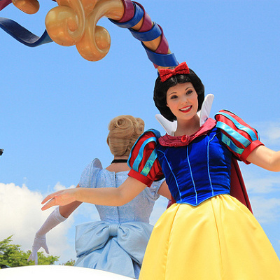 ディズニーリゾートでシンデレラやベルと共に踊る白雪姫
