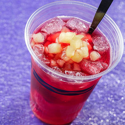 スパークリングカクテル（赤ワイン、アマレット、ピーチ、アップル）