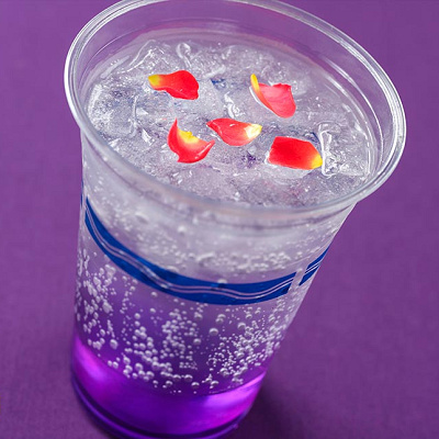 スパークリングカクテル（バイオレットリキュール＆ローズ）