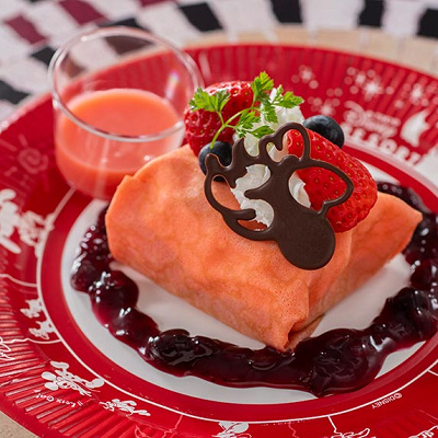 スペシャルクレープ（イチゴのミルフィーユ、ピンクホワイトチョコソース添え）