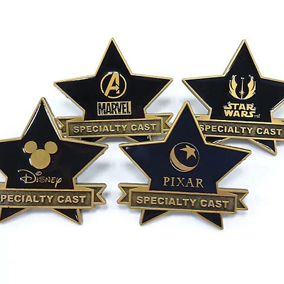 スペシャリティキャストのピンバッジ