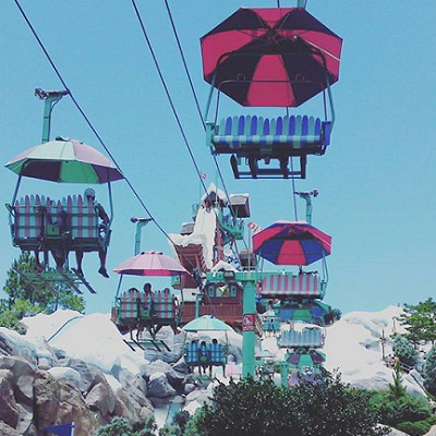 スキー場だけにスタンバイはリフトで