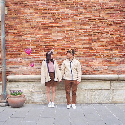 じっと見手つなぎポーズ