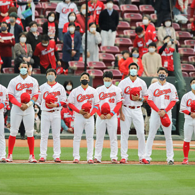 カープによる開幕セレモニーの様子