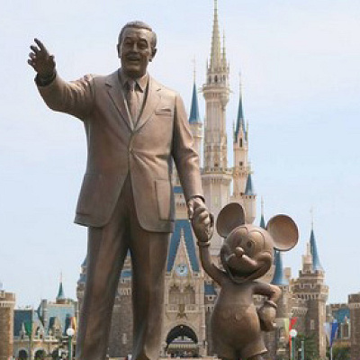 ウォルト・ディズニーとミッキー・マウスの銅像| キャステル | CASTEL ...