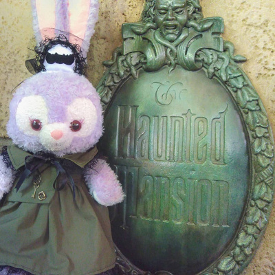 「ホーンテッドマンション」の衣装を着たステラルー