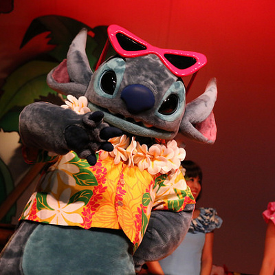 スティッチをはじめ、人気ディズニーキャラクターが一緒に踊る！