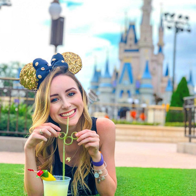 芝生に寝転んでの写真撮影が流行中！