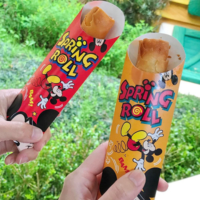 裏にもミッキーがしっぽのバネで飛び跳ねているかわいいデザインが描かれています♡