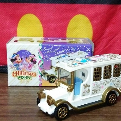 白い車体に細かく描かれた模様が素敵。