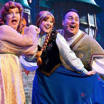 アナ雪のショー：二人のストーリーテラーがアメリカンジョークで会場を沸かせる