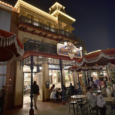 夜でもにぎわっているグレートアメリカン・ワッフルカンパニー