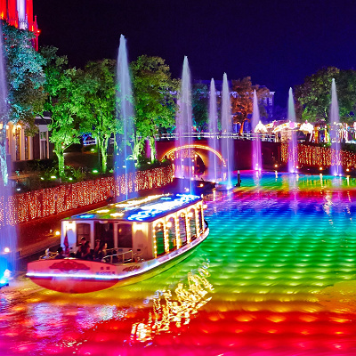 運河の中も美しくライトアップされます