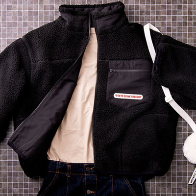 ジャケットはショルダーバッグと合わせるとさらにかわいい！