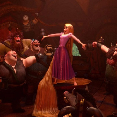 ラプンツェルの右側にいる大きな鼻の男がビッグノーズ