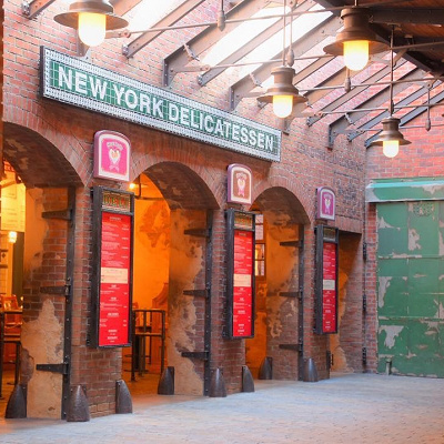 レジの前にメニューが表示されています