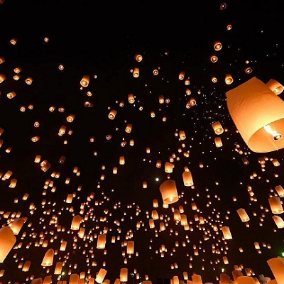 映画に登場する「光」のモデルはタイのコムローイ祭り