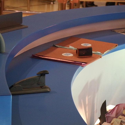 映画の中で度々登場するモンスターズ・インク社の受付カウンター