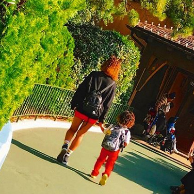 赤色のボトムスが目立って良い感じ☆