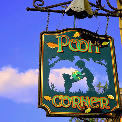 看板はプーさんとクリストファー・ロビンの思い出