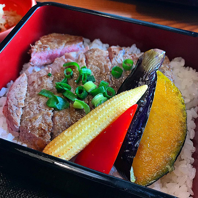 サーロインステーキ重は、パーク内でもトップクラスの高級グルメ