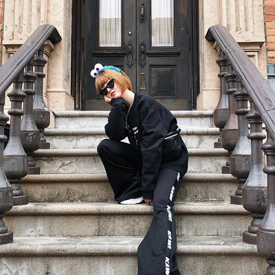 シンプルカチューシャとクールなウエアの合わせ技はオシャレ上級者