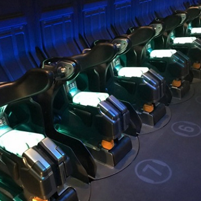 乗り物はバイク型で、バンシーにまたがっている感覚を再現