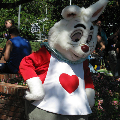 アリスが不思議な世界に入り込むきっかけとなった白うさぎ